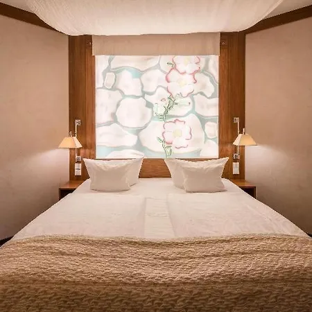 Western Premier Castanea Hotel 4*